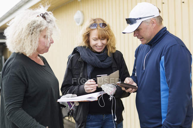 Friends at golf course — Stock Photo