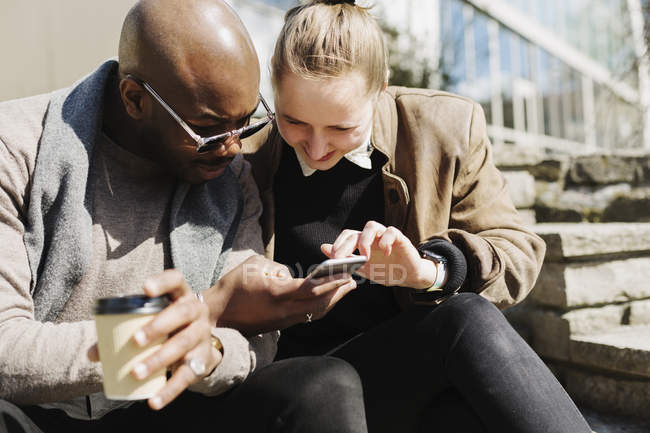 Friends using smartphone — Stock Photo