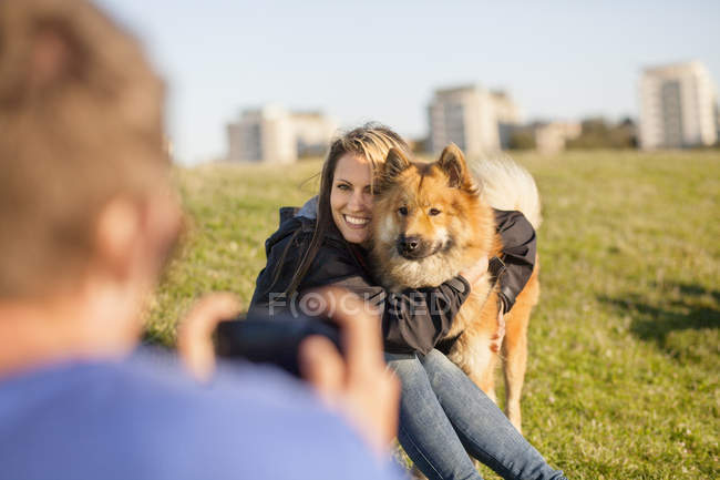 Man photographing happy girlfriend — Stock Photo