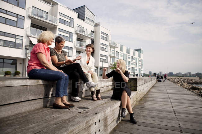 Happy female friends — Stock Photo