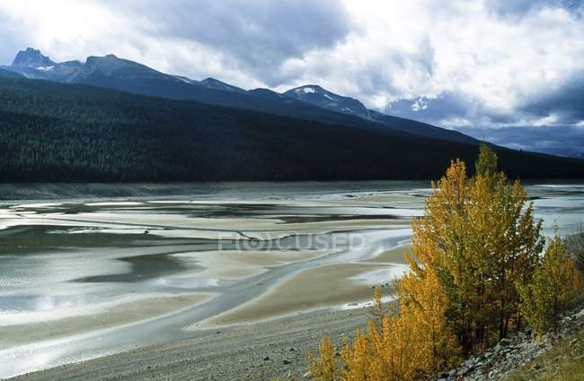 Paesaggio montano con lago — Foto stock