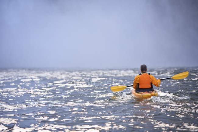 Vista posteriore dell'uomo Kayak vicino a Snoqualmie Falls, Washington, Stati Uniti d'America — Foto stock