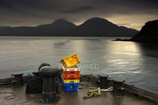 Ingranaggio sul molo contro l'acqua — Foto stock