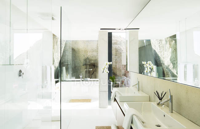 Sinks and bathtub in modern bathroom — Stock Photo