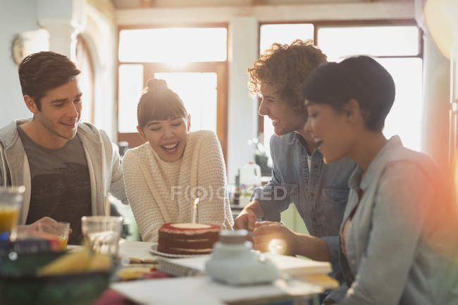 Giovani amici di coppia che festeggiano il compleanno con torta e candela — Foto stock