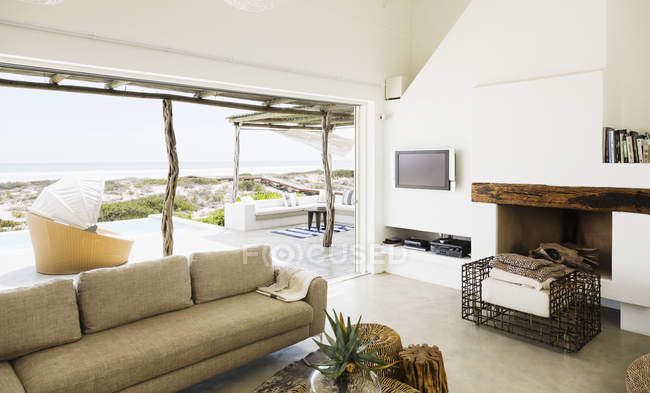 Modern living room overlooking ocean — Stock Photo