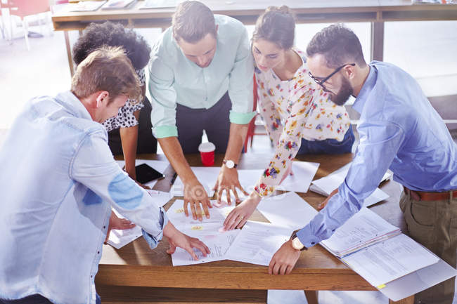 Gli uomini d'affari esaminano le pratiche burocratiche e il brainstorming in riunione — Foto stock