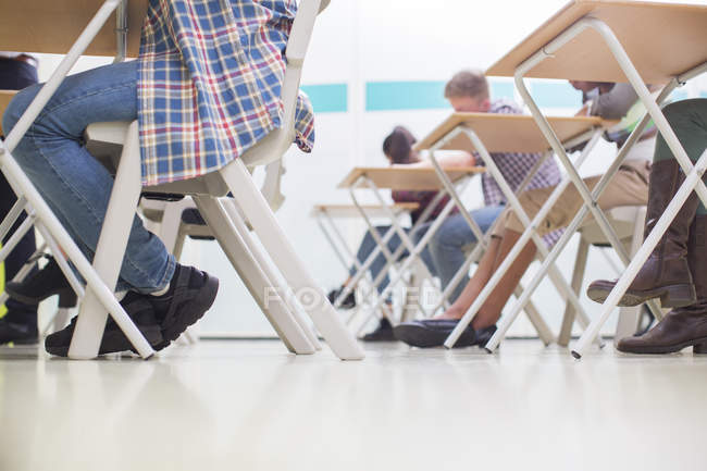 Studenti che scrivono il loro esame GCSE in classe — Foto stock