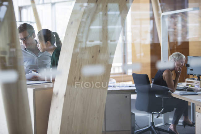 Uomini d'affari che lavorano in ufficio — Foto stock