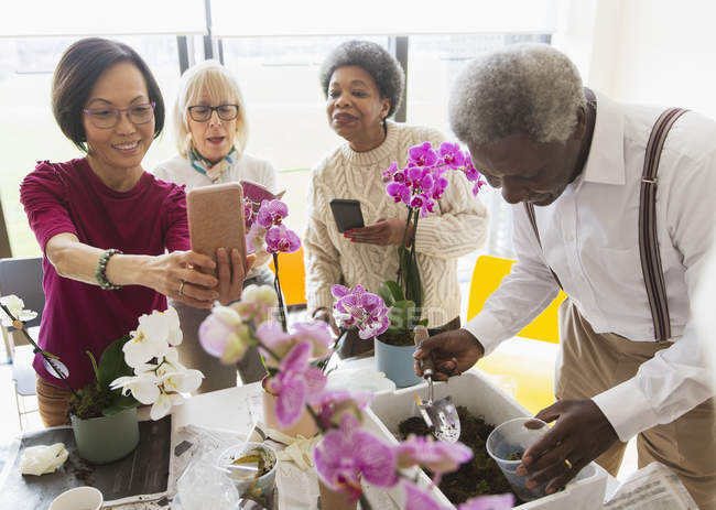 Active seniors enjoying flower arranging class — Stock Photo