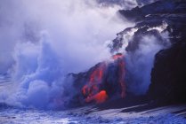 Kilauea Volcano lava flowing into sea at dusk in Big Island, Hawaii, USA — Stock Photo