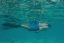 Man snorkeling underwater in turquoise sea water — Stock Photo