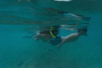 Couple snorkeling underwater in turquoise sea — Stock Photo