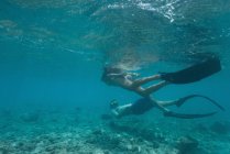 Couple snorkeling underwater in turquoise sea — Stock Photo