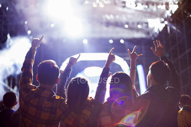 Amici cinesi si divertono al festival musicale — Foto stock