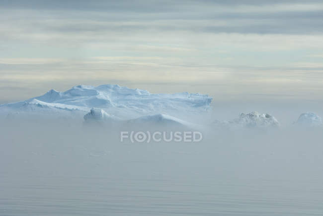 Iceberg and land mass off Baffin Bay — Stock Photo