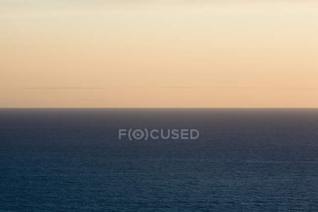 Scena costiera di acqua lungo la costa del Big Sur sulla costa della California . — Foto stock