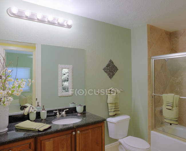 Well furnished bathroom with new towels and mirror — Stock Photo