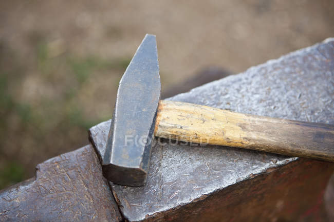 Close-up of industrial hammer on anvil, high angle view — Stock Photo