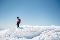 Man trekking on snowy mountain — Stock Photo