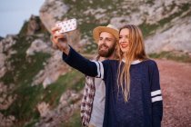 Pareja tomando selfie - foto de stock