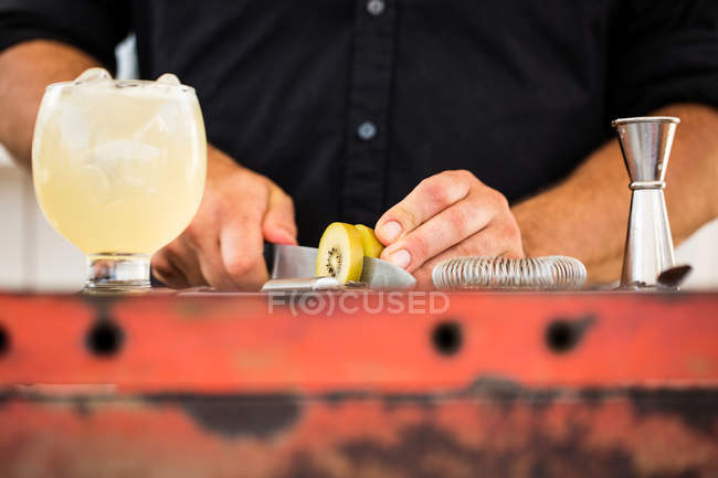 Bartender preparing cocktail — Stock Photo