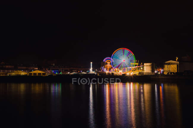 Ruota panoramica sul terrapieno della città durante la notte — Foto stock