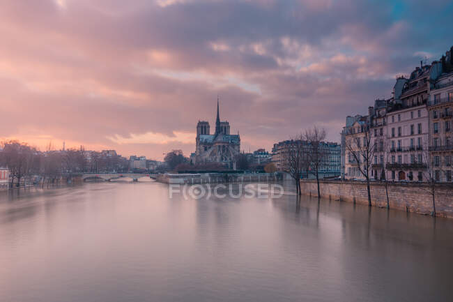 Acque increspate della Senna oltre la cattedrale cattolica medievale Notre Dame de Paris al tramonto — Foto stock