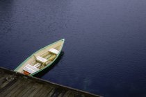 Rowing boat tied to a dock — Stock Photo