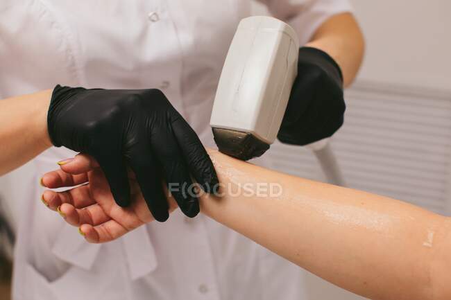 Woman having a Laser hair removal treatment in a beauty salon — Stock Photo