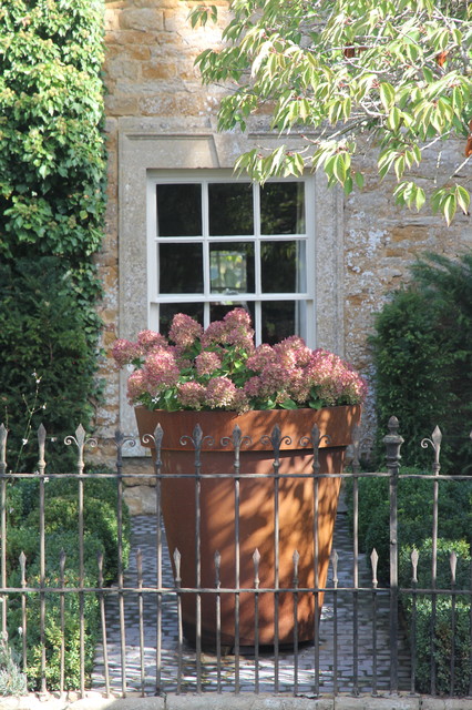 Por qué las macetas grandes son perfectas en jardines pequeños