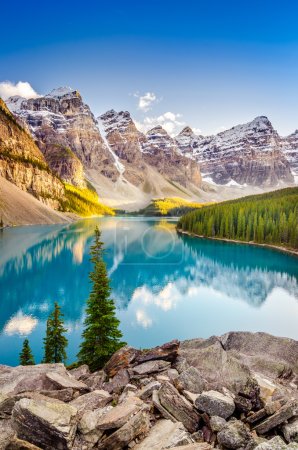 Foto de Paisaje vista del lago Moraine y la cordillera al atardecer en las Montañas Rocosas Canadienses - Imagen libre de derechos