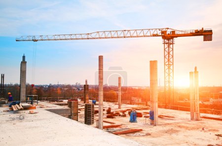 Foto de Grúa torre en el sitio de construcción a la luz del sol de la mañana - Imagen libre de derechos