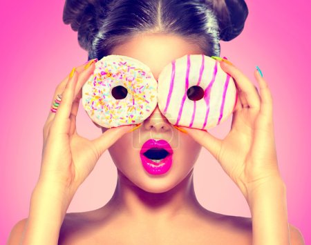 Foto de Belleza modelo chica tomando coloridos donuts. Concepto de dieta - Imagen libre de derechos