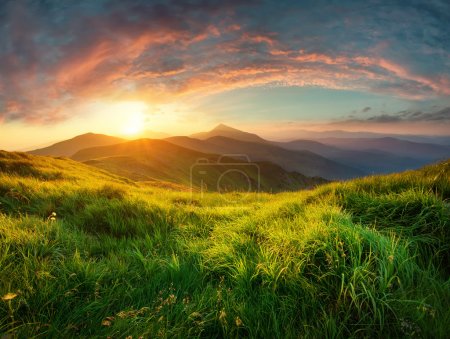 Foto de Valle de la montaña al amanecer. Paisaje natural de verano - Imagen libre de derechos