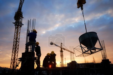 Foto de Silueta del trabajador de la construcción en obra - Imagen libre de derechos