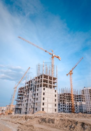 Foto de Grúas altas y construcción de casas de varios pisos - Imagen libre de derechos