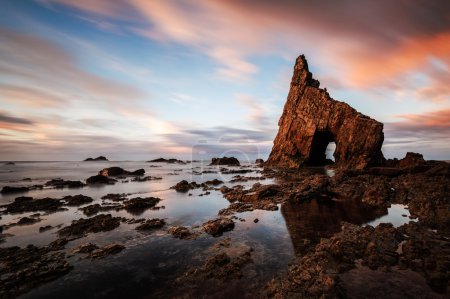 Foto de Rocas y arcos en la playa de Campiecho, norte de España - Imagen libre de derechos