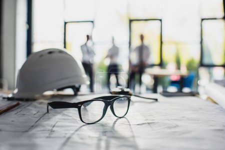 Foto de Diversos suministros de arquitectura en el lugar de trabajo con los arquitectos detrás, se centran en primer plano - Imagen libre de derechos