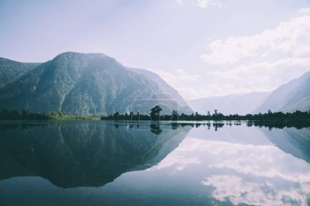 Foto de Majestuosas montañas reflejadas en el tranquilo lago de montaña en Altai, Rusia - Imagen libre de derechos