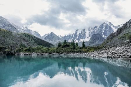 Foto de Hermosa vista del paisaje de las montañas y el lago, Altai, Rusia - Imagen libre de derechos