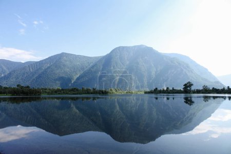 Foto de Hermosa vista del paisaje de las montañas y el lago, Altai, Rusia - Imagen libre de derechos