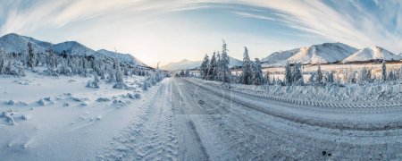 Foto de Hermosa nieve cubierta camino de invierno y árboles en las montañas escénicas, carretera kolyma, federación rusa - Imagen libre de derechos