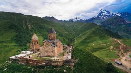 Foto de Vista aérea del viejo castillo en verdes montañas nubladas, Georgia - Imagen libre de derechos