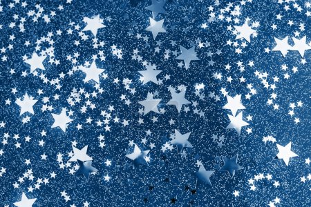 Foto de Clásico confeti estrella sobre fondo azul. Fondo festivo de vacaciones con estrellas brillantes
. - Imagen libre de derechos