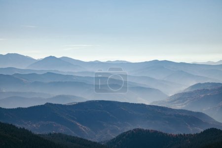 Foto de Vista aérea de paisaje montañoso nebuloso paisaje, Cárpatos, Ucrania - Imagen libre de derechos