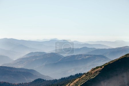 Foto de Vista aérea del hermoso paisaje de montañas nebulosas, Cárpatos, Ucrania - Imagen libre de derechos