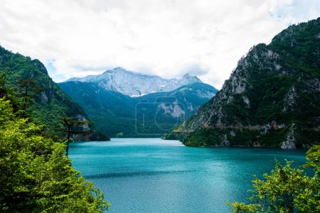 Foto de Paisaje del hermoso lago Piva, montañas y nubes en Montenegro - Imagen libre de derechos