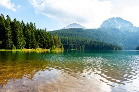 Foto de Paisaje de glacial Lago Negro y montañas en Montenegro - Imagen libre de derechos