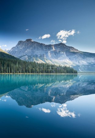 Foto de Hermoso lago Esmeralda, Parque Nacional Yoho, Columbia Británica, Canadá - Imagen libre de derechos